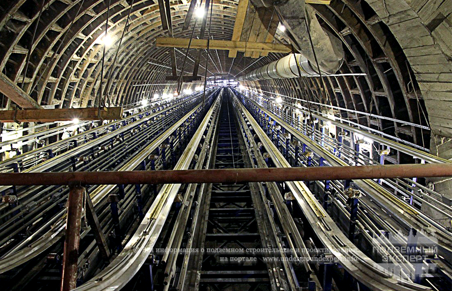 Эскалаторный тоннель - станция метро «Проспект Славы» 