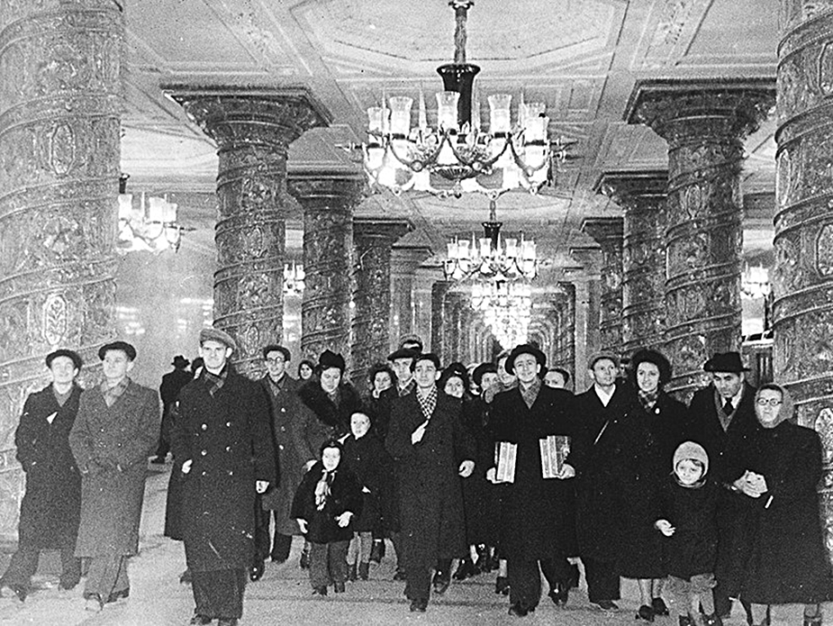 Первые посетители ленинградского метро