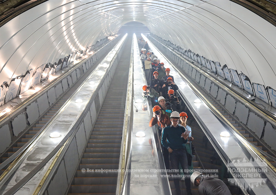 Эскалаторы на станции Проспект Славы в СПб