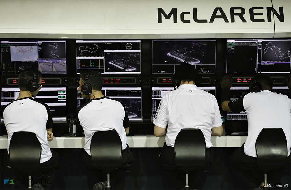 Pit wall команды McLaren