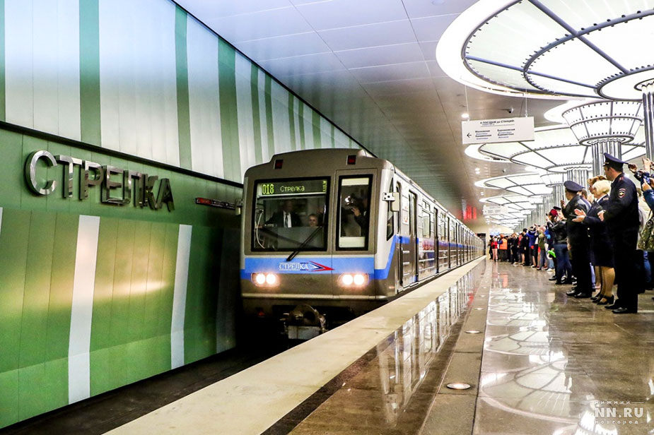 Первый поезд на станции метро Стрелка